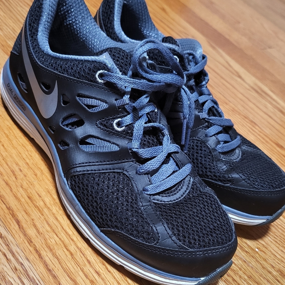 Nike sneakers gym shoes dual fusion size 7w